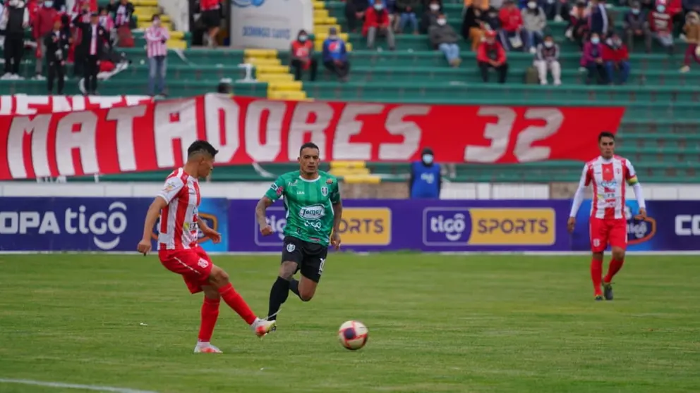 Una jugada del cotejo en que Independiente super&oacute; 1-0 a Tomayapo en Sucre por la Divisi&oacute;n Profesional. APG.
