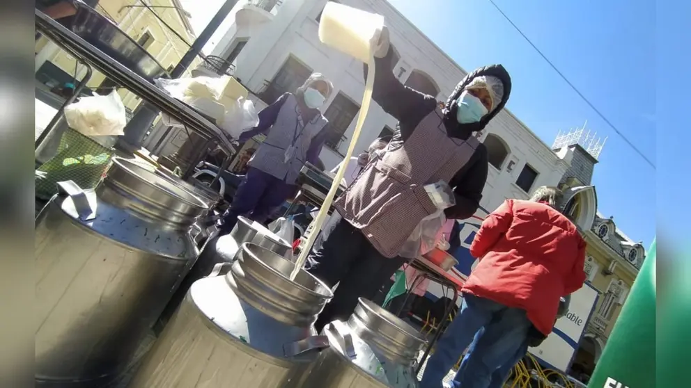 Productores de leche en la plaza 14 de Septiembre. DICO SOL&Iacute;S