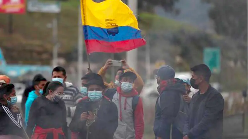 Indígenas ondean hoy una bandera ecuatoriana mientras protestan para exigir la derogación del alza en los precios de los combustibles, en Pujilí, provincia de Cotopaxi (Ecuador). EFE