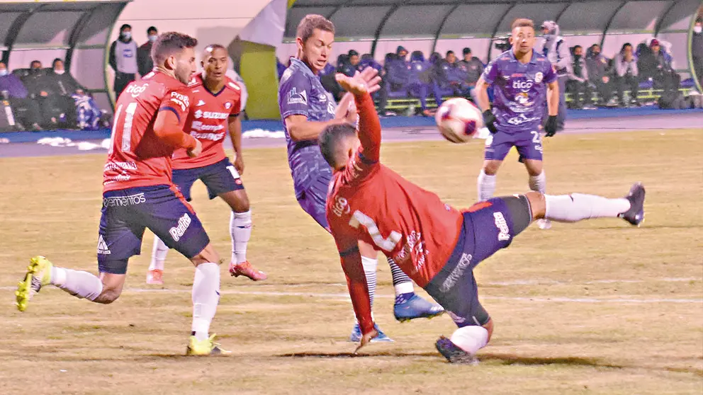 Una acción del partido que disputaron las representaciones de Real Potosí y Wilstermann en la Villa Imperial. APG