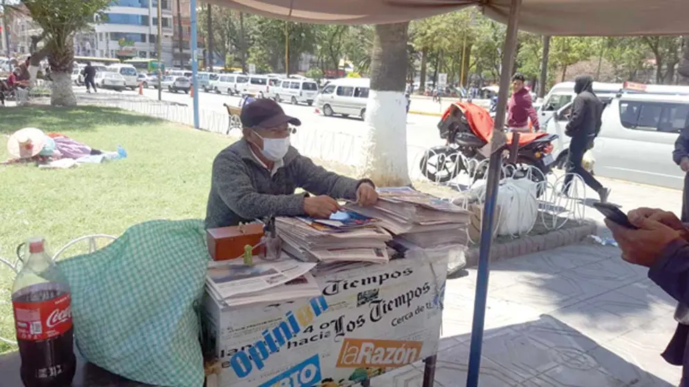 Osvaldo Guevara tras el desalojo en un puesto improvisado. CORTESÍA