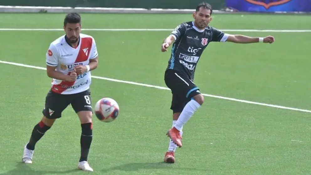 Rodrigo Ramallo (i) y Alejandro Bejarano (d) protagonizan una acción del empate 2-2 entre Always Ready e Independiente de Sucre. APG