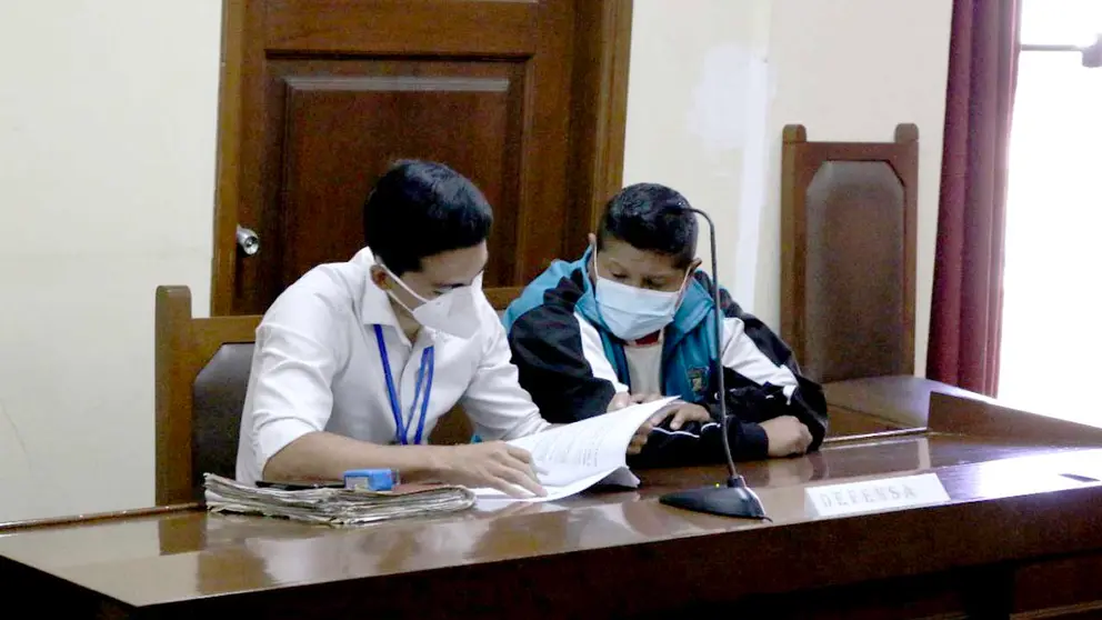 El taxista (derecha) acusado de dopar y violar a una pasajera durante la audiencia de medidas cautelares. TRIBUNAL DEPARTAMENTAL DE JUSTICIA DE COCHABAMBA
