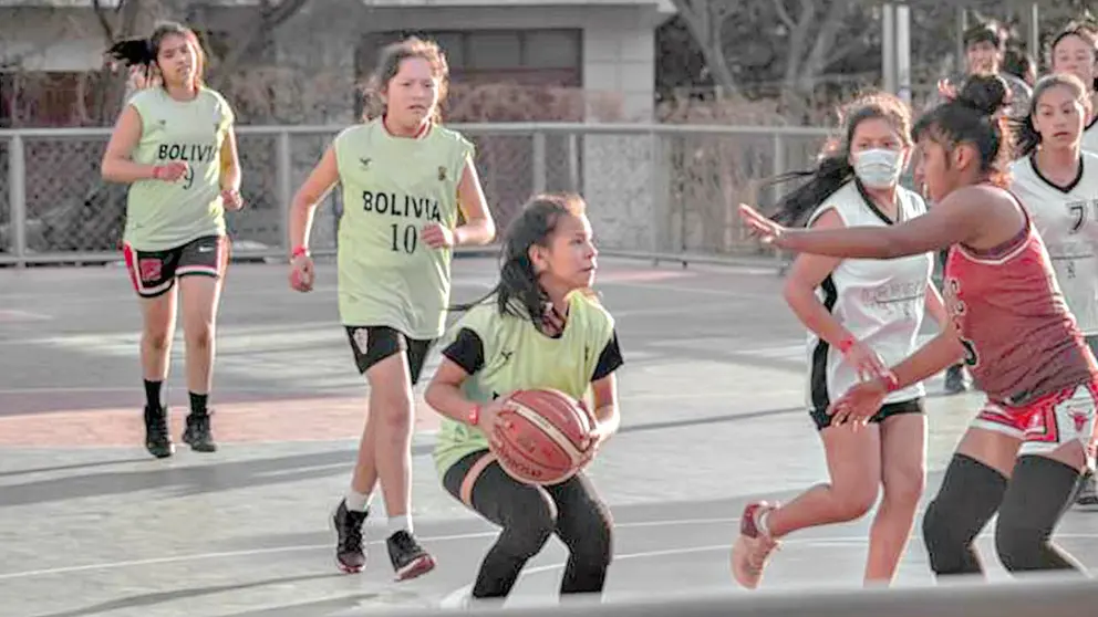 Las jugadoras de la Preselección U-17 en un campamento de entrenamiento en Tarija. FBB