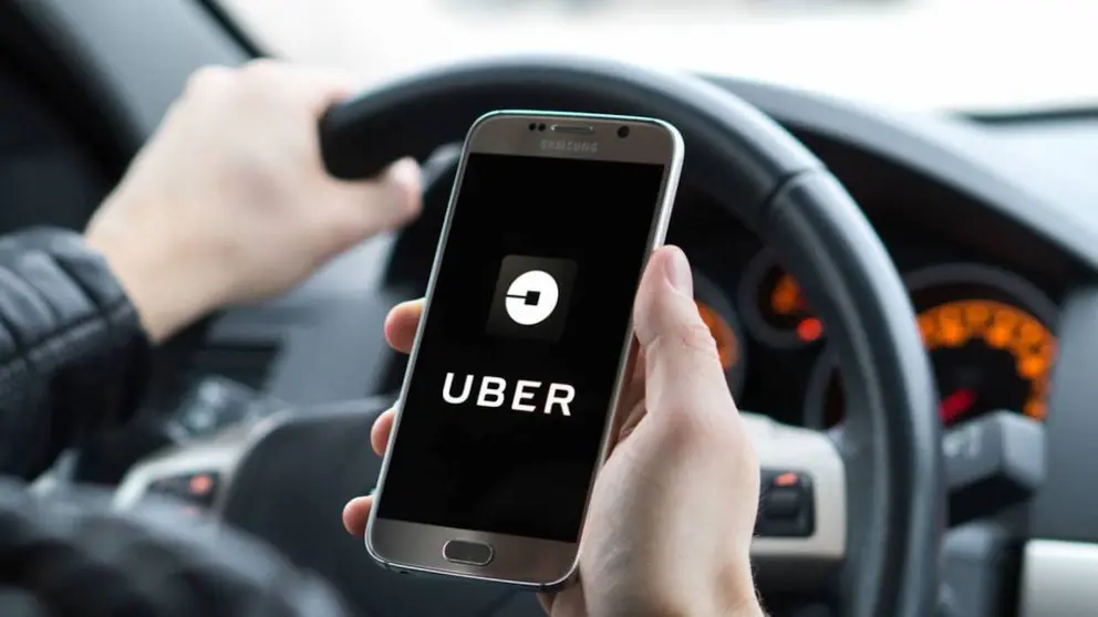 Foto referencial de un usuario con el servicio de Uber. trucosytipsinformaticos.com