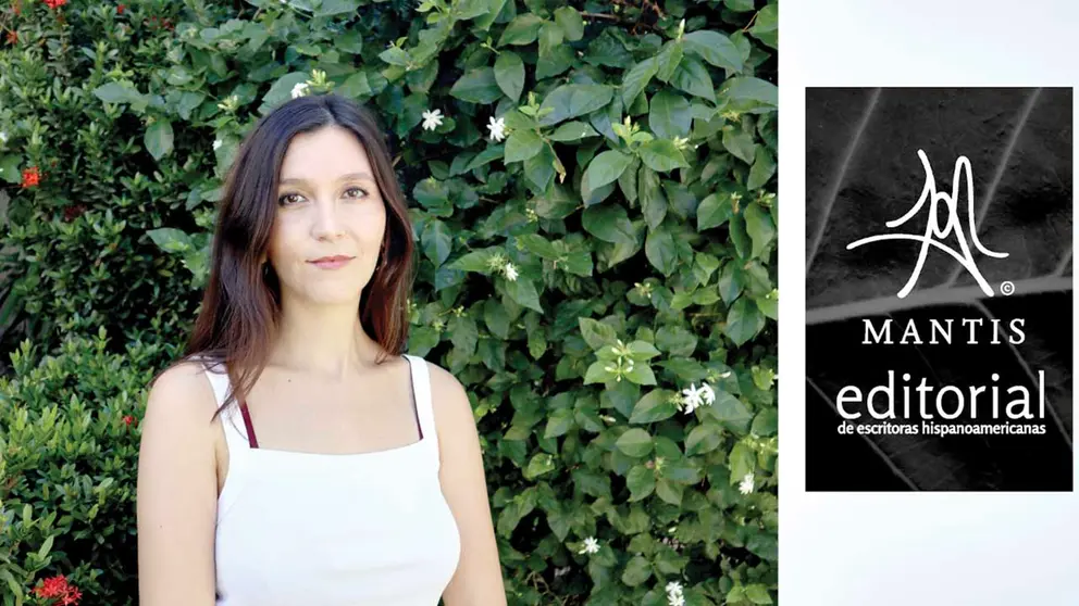 La narradora y nueva editora de Mantis, Mariana Ríos, junto a la imagen renovada que representa a la editorial. ELABORACIÓN PROPIA