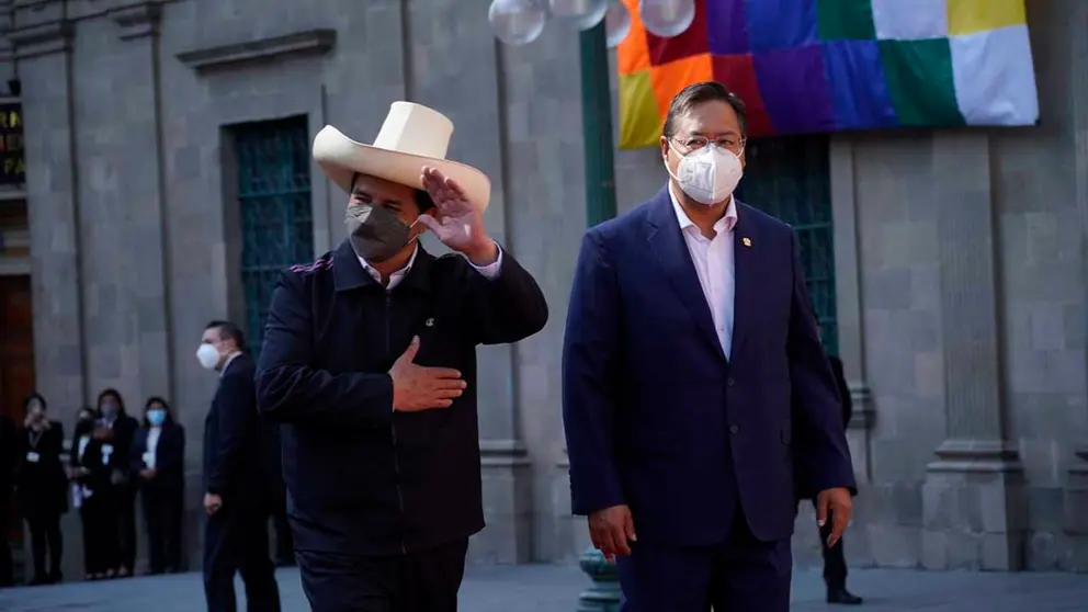El presidente peruano junto al primer mandatario boliviano Luis Arce. APG