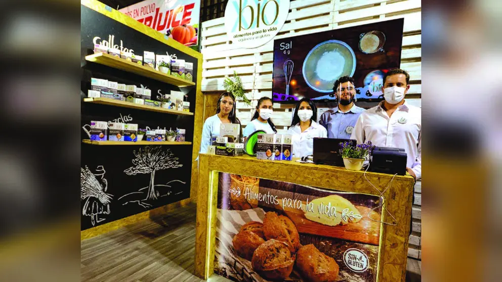 El personal de Coronilla junto a los productos que ofrece en su stand del pabellón Bolivia. DICO SOLÍS