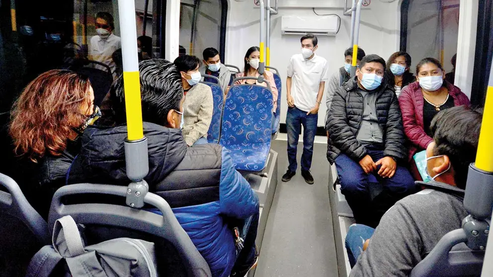 Personas emulan un viaje en el Tren Metropolitano de Cochabamba. Dico SolÍs