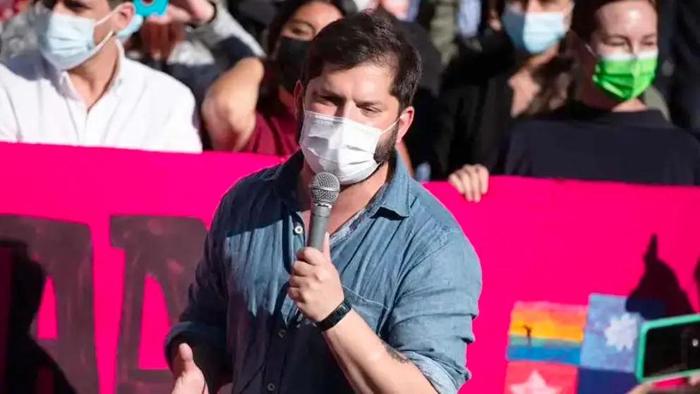 Fotografía fechada el 25 de octubre de 2021 de Gabriel Boric, candidato a la Presidencia de Chile por la agrupación Apruebo Dignidad, durante un acto de campaña, frente al Museo Nacional de Bellas Artes en Santiago (Chile). EFE