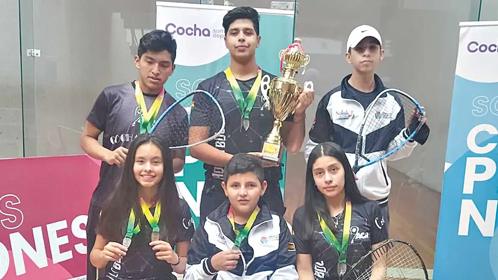 Los deportistas de la categoría Junior de ráquet. ARC