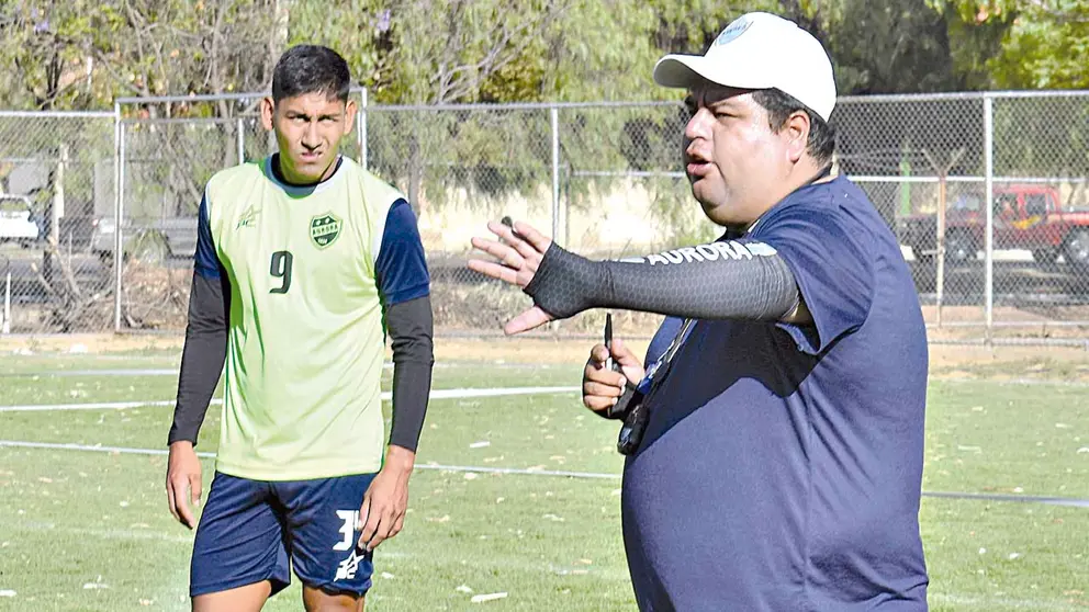 El técnico Sergio Zeballos (d) dirige las prácticas. ARCHIVO