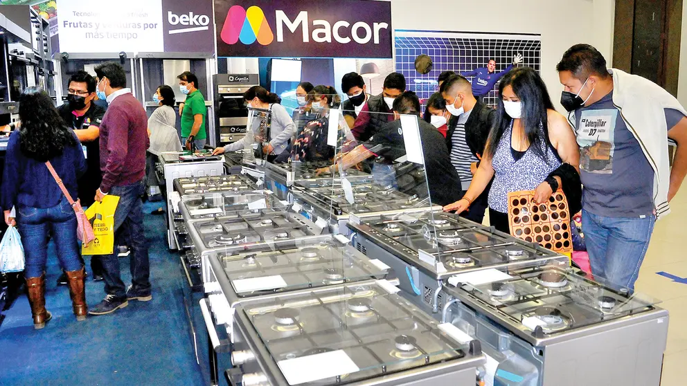 Visitantes observan las cocinas en el stand ferial de Macor.  NOÉ PORTUGAL