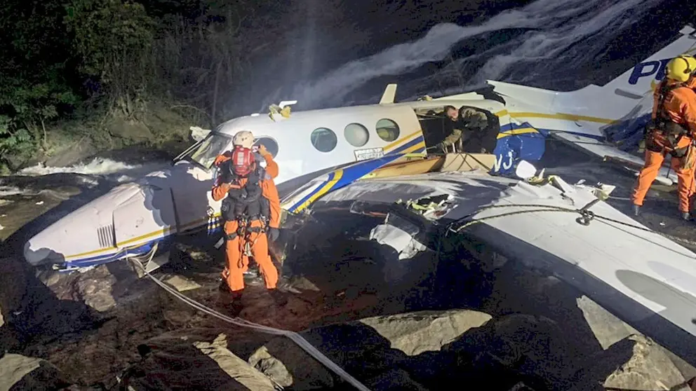 Fotografía cedida que muestra el lugar del accidente de la aeronave donde murió Marília Mendonça, una de las cantantes y compositoras más reconocidas del panorama musical brasileño, este viernes en Caratinga. EFE