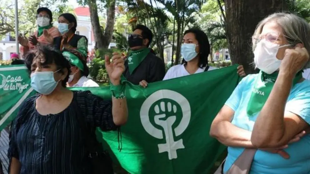 Activistas protestaron pidiendo la interrupción del embarazo de la niña violada por su abuelastro. ARCHIVO