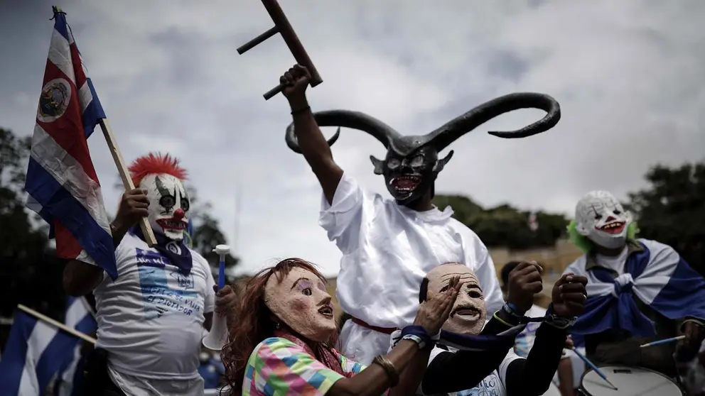 Máscaras que hacen referencia al presidente de Nicaragua, Daniel Ortega (d), y su esposa la vicepresidenta Rosario Murillo (i), en protestas en Costa Rica.         FUENTE- EFE 