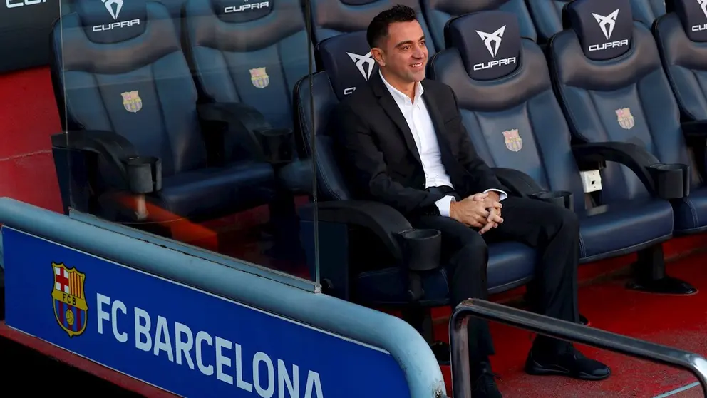 Xavi Hernández posa en el banquillo del FC Barcelona tras su presentación como nuevo entrenador blaugrana. EFE