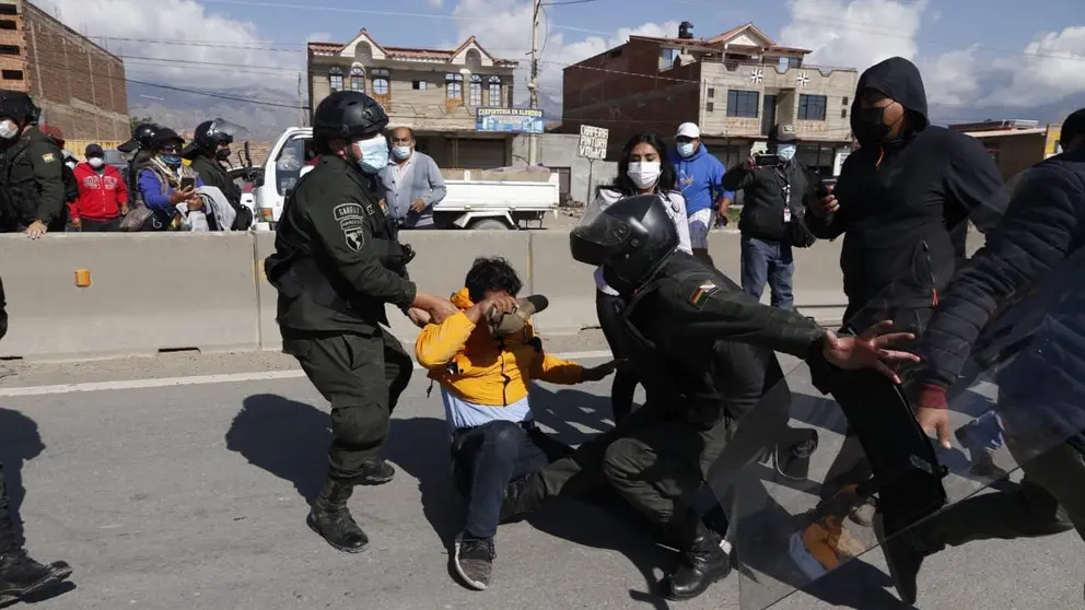 Momento en el que la Polic&iacute;a detiene a H&eacute;ctor Mercado dirigente de la C&aacute;mara Internacional de Transporte en Suticollo. Foto: APG.