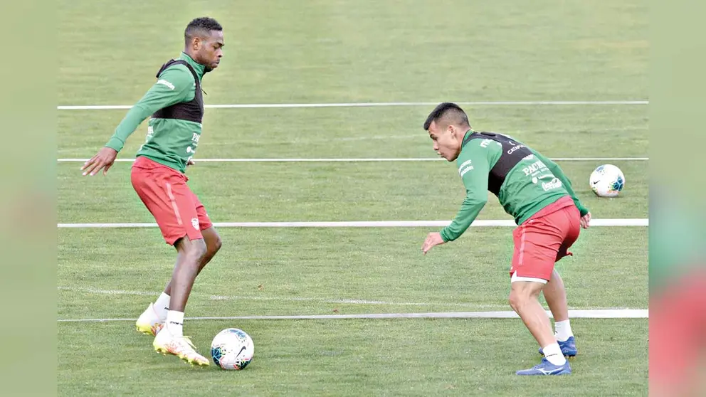 Marc Enoumba (d), durante la sesión de fútbol en el Siles. APG