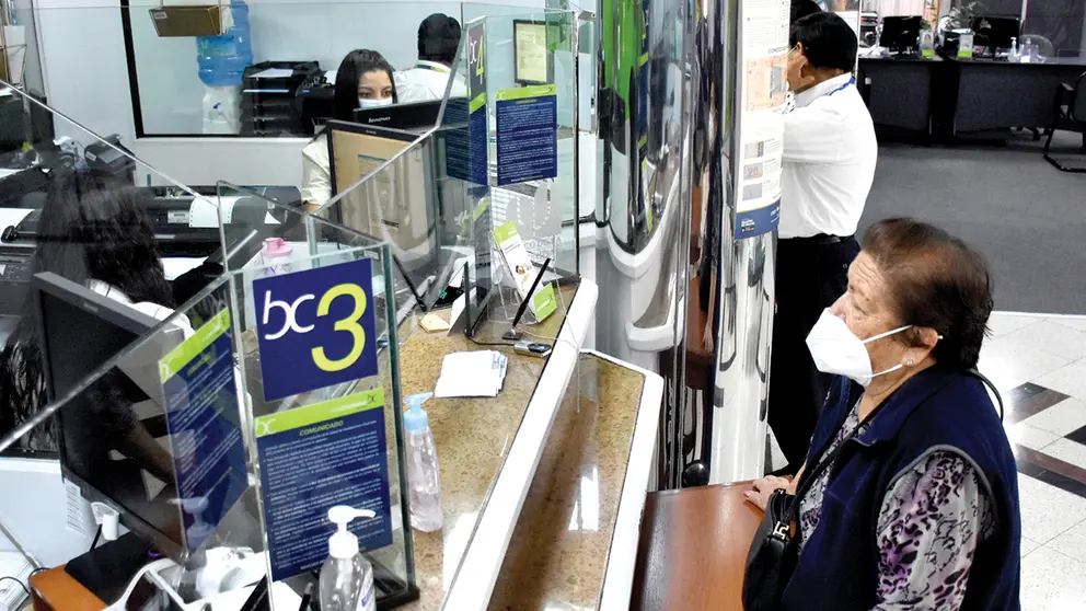 Una cliente en el área de cajas de una entidad bancaria. DICO SOLÍS