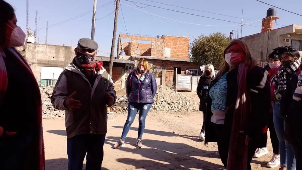 René Mendoza en su trabajo en apoyo al barrio de San Cayetano en Buenos Aires. Foto: Cortes&iacute;a.