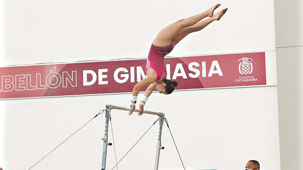 Una gimnasta realiza su rutina durante un torneo oficial. APG