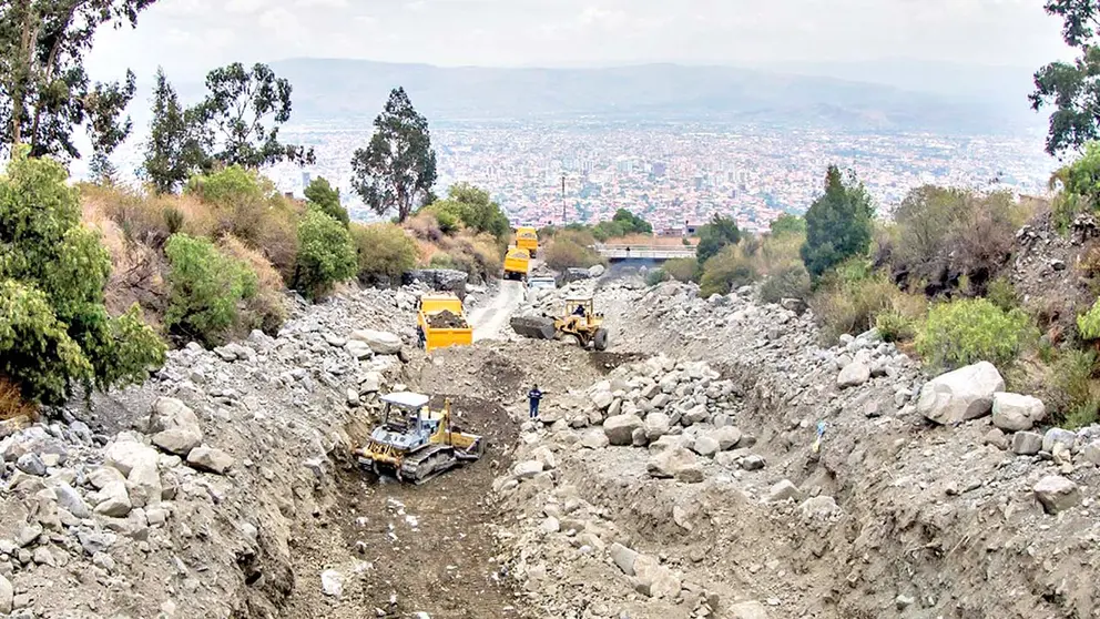 Funcionarios de la Alcaldía limpian una torrentera con ayuda de maquinaria pesada. DICO SOLÍS
