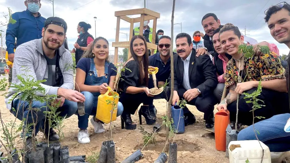 Personalidades del país se unen a la campaña de reforestación de Cochabamba. piensaverdebolivia.org