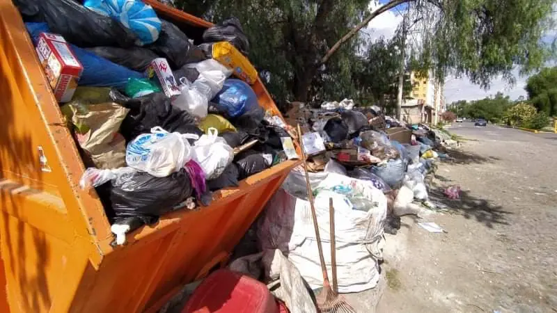 Un contenedor totalmente repleto, ante la acumulaci&oacute;n de basura en la ciudad. Dico Sol&iacute;s