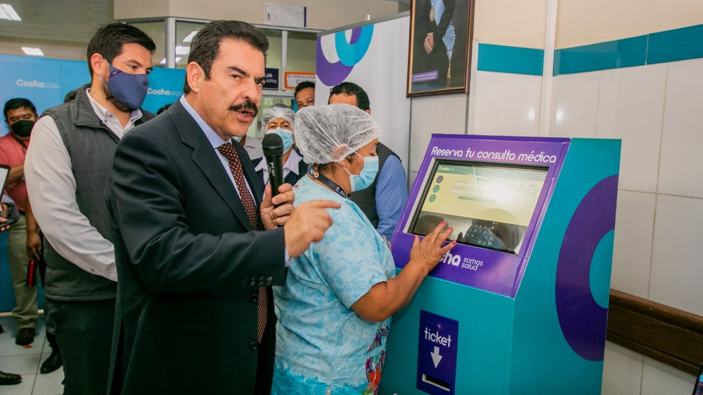 El alcalde Manfred Reyes Villa entrega el sistema de fichaje electr&oacute;nico en el hospital Cochabamba. GAMC
