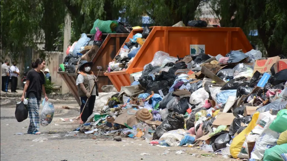 La basura se acumula en la ciudad de Cochabamba, en el tercer d&iacute;a de bloqueo en el ingreso al botadero de K'ara K'ara. DICO SOL&Iacute;S