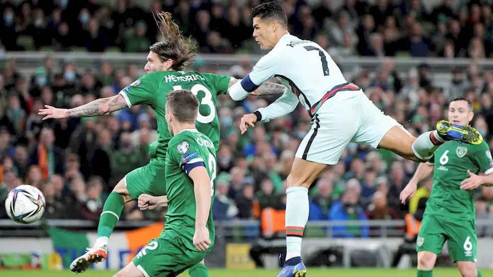Cristiano Ronaldo (CR) de Portugal en acción contra Jeff Hendrick (dorso L) de Irlanda durante el partido de clasificación del grupo A para la Copa Mundial de la FIFA 2022 entre Irlanda y Portugal en Dublín. EFE