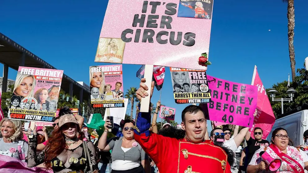 La gente marcha con carteles frente a una audiencia sobre la tutela de la cantante estadounidense Britney Spears en el Palacio de Justicia de Stanley Mosk en Los Ángeles. La tutela de Britney Spears terminó. EFE
