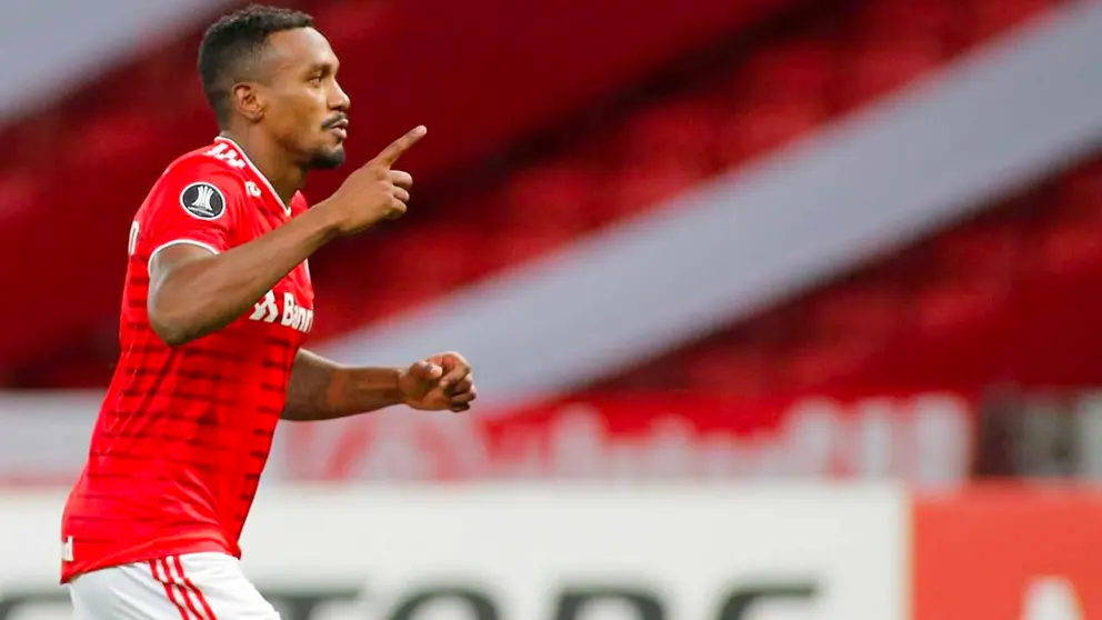 Fotografía de archivo el centrocampista brasileño Edenilson Andrade, al celebrar un gol que anotó para el Internacional de Portoalegre. EFE