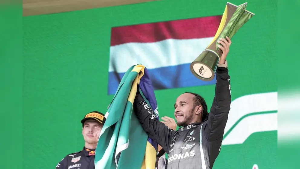 Lewis Hamilton festeja un nuevo t&iacute;tulo en F&oacute;rmula Uno, en Sao Paulo, Brasil. EFE