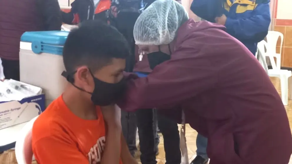 Un ni&ntilde;o es vacunado por la brigada m&eacute;dica del Sedes en el Instituto Americano. GADC.