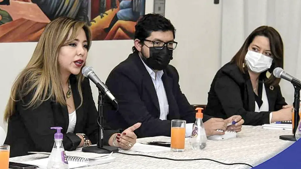 La viceministra de Comunicación, Gabriela Alcón, junto a representantes de medios. ABI