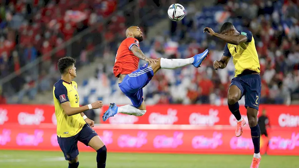 Arturo Vidal (c) de Chile disputa el balón con Félix Torres de Ecuador, en un partido de las eliminatorias sudamericanas para el Mundial de Catar 2022 entre Chile y Ecuador. EFE
