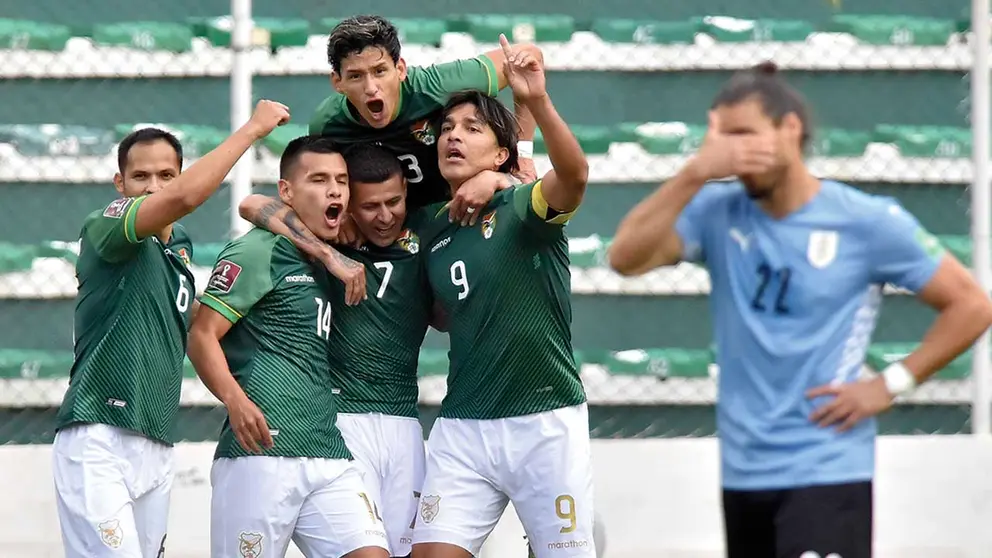 Los jugadores de la Selección Nacional festejan el triunfo sobre el combinado Uruguayo, en el estadio Hernando Siles, por las Eliminatorias a Catar 2022. APG