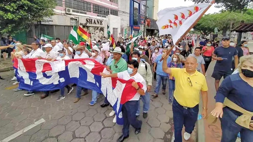 Marcha de docentes de la UAGRAM en Santa Cruz. CORTESÍA