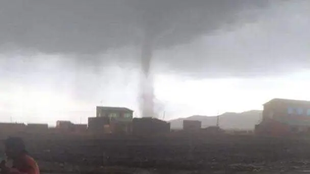Imagen tomada por un vecino de la zona afectada por el tornado. URGENTE