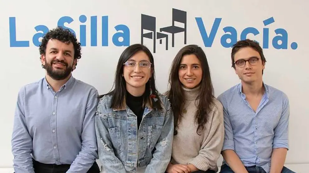 Fotografía de archivo cedida por el Premio Gabo que muestra a Juan Esteban Lewin (i), Marcela Becerra (2i), Daniela Amaya Rueda (2d) y Carlos Hernández Osorio (d) integrantes del medio digital colombiano La Silla Vacía. EFE