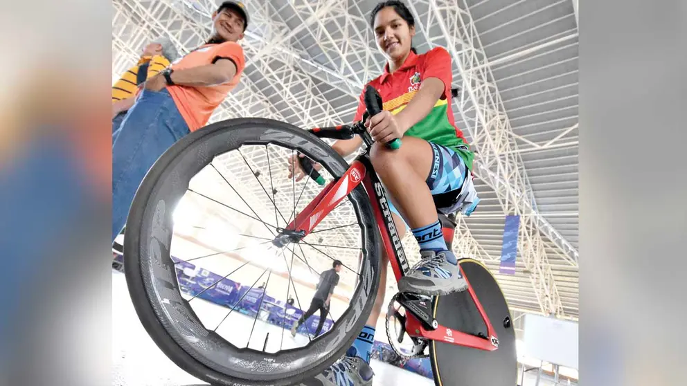 Abigail Sarabia, con su bicicleta en un torneo oficial. DICO SOLÍS