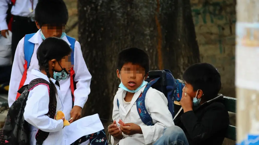 Estudiantes charlan durante un receso en sus clases. ARCHIVO