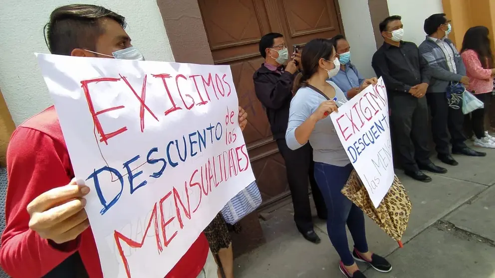 Protesta de padres de familia en la DDE. DICO SOLIZ.