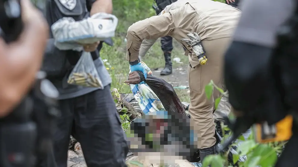 Bomberos, peritos y policías acompañan el levantamiento de los cuerpos encontrados en la comunidad Salgueiro, en el municipio de São Gonçalo hoy, en Río de Janeiro, Brasil. EFE