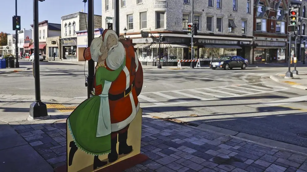 Main Street con las marcas donde se recogieron las pruebas y la ubicación de un desfile de Navidad, reabre al público en Waukesha, Wisconsin, EEUU. EFE