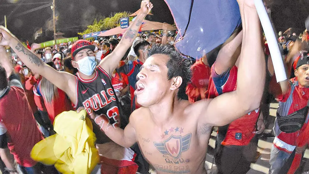 Los hinchas de Wilstermann, durante un banderazo en predios del estadio Félix Capriles. DICO SOLÍS