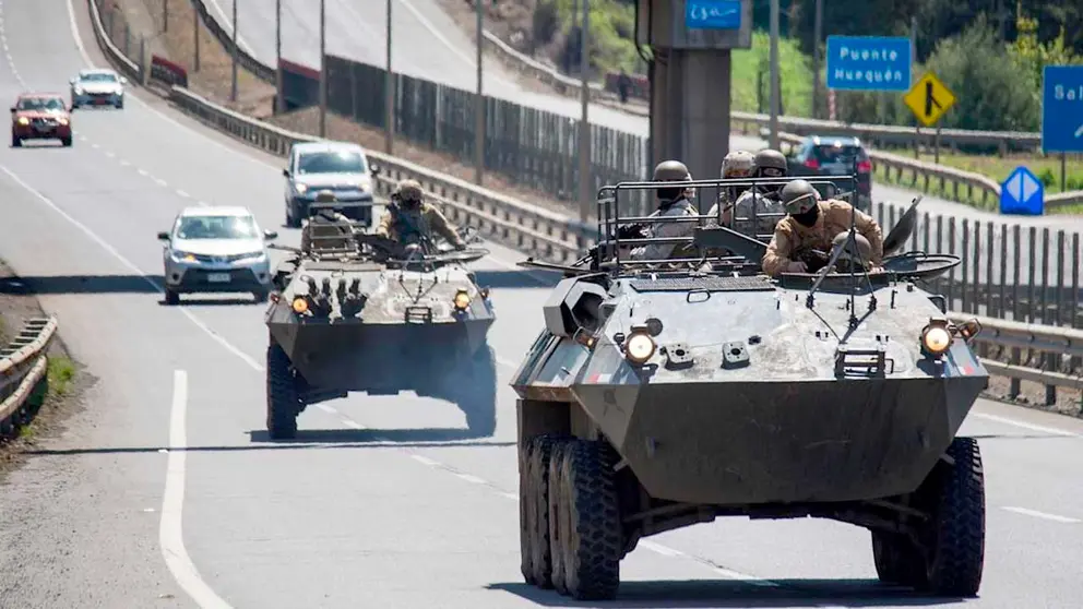 Vehículos militares son vistos en los alrededores de la comuna de Ercilla, en la región de la Araucanía (Chile), en una fotografía de archivo. EFE