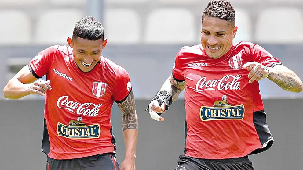 Paolo Guerrero (d), en su selección nacional. EFE